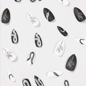 2/$30 Press-on nails w snake design